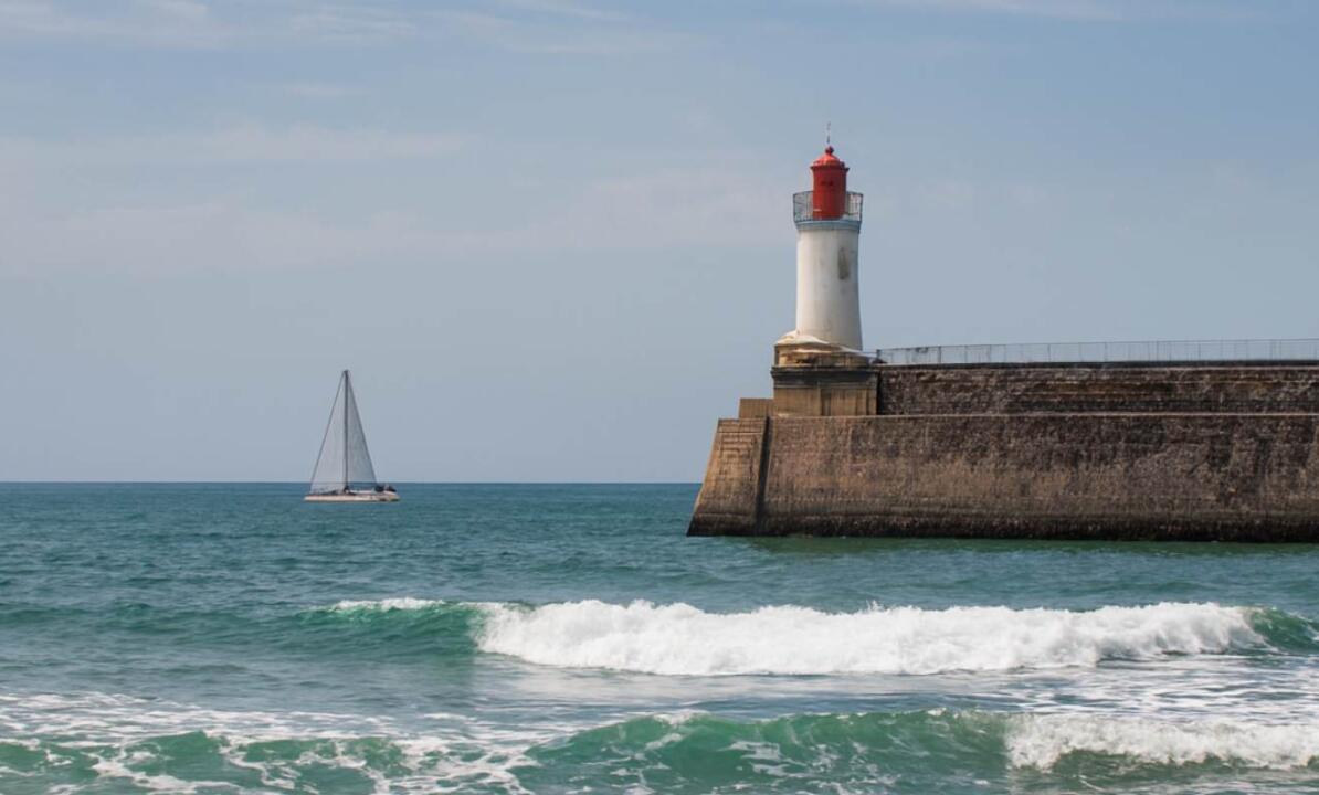 Les Sables d'Olonne port, plage et littoral vendéen entre océan et marais — free download